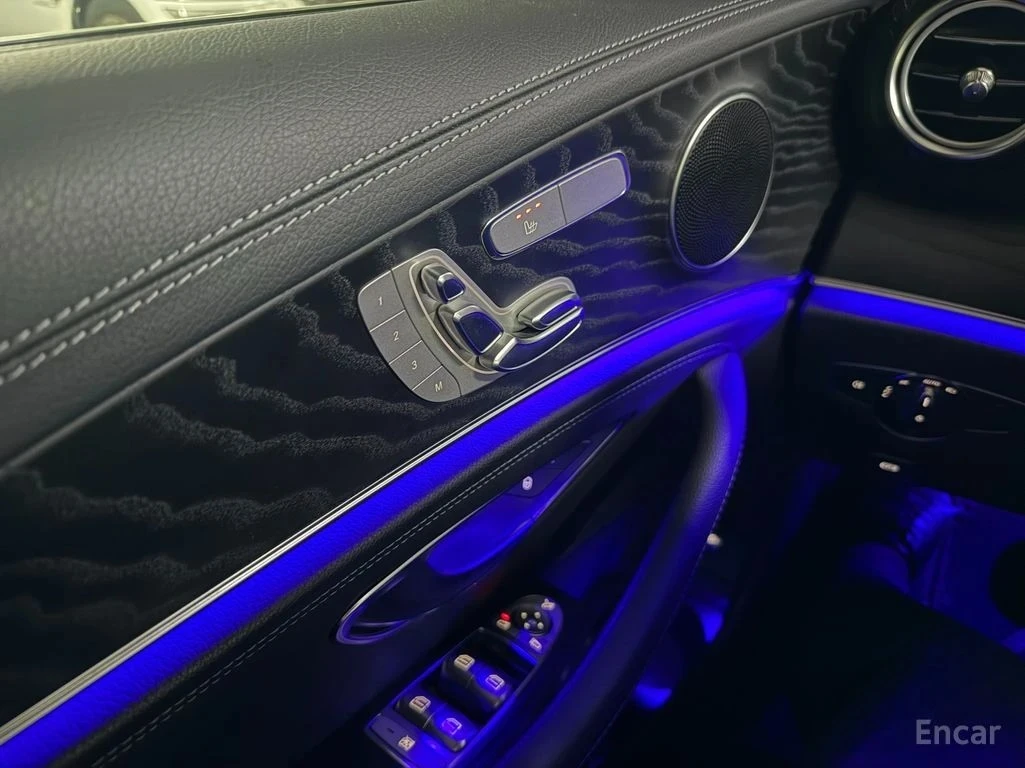 Mercedes-Benz E 220 4MATIC/AMBIENT/ДИСТРОНИК/360, снимка 8 - Автомобили и джипове - 55463778
