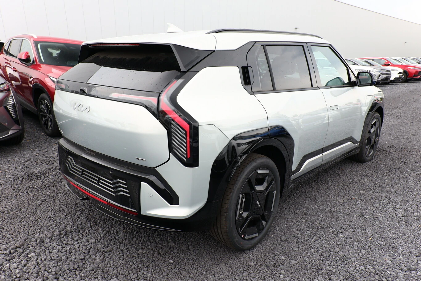 Kia EV3 GT-Line ГОРЕЩА ОФЕРТА, снимка 2 - Автомобили и джипове - 56129119