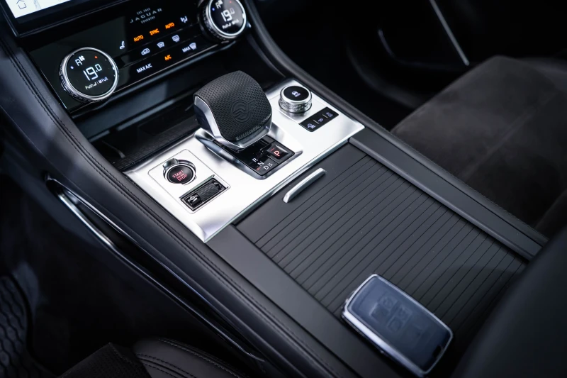 Jaguar F-PACE SVR * Meridian* Pano, снимка 7 - Автомобили и джипове - 50714799