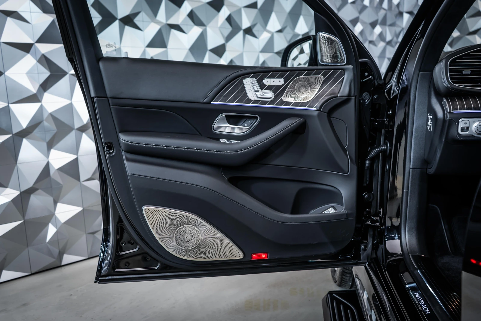 Mercedes-Benz GLS 600 Maybach Night Edition - изображение 7