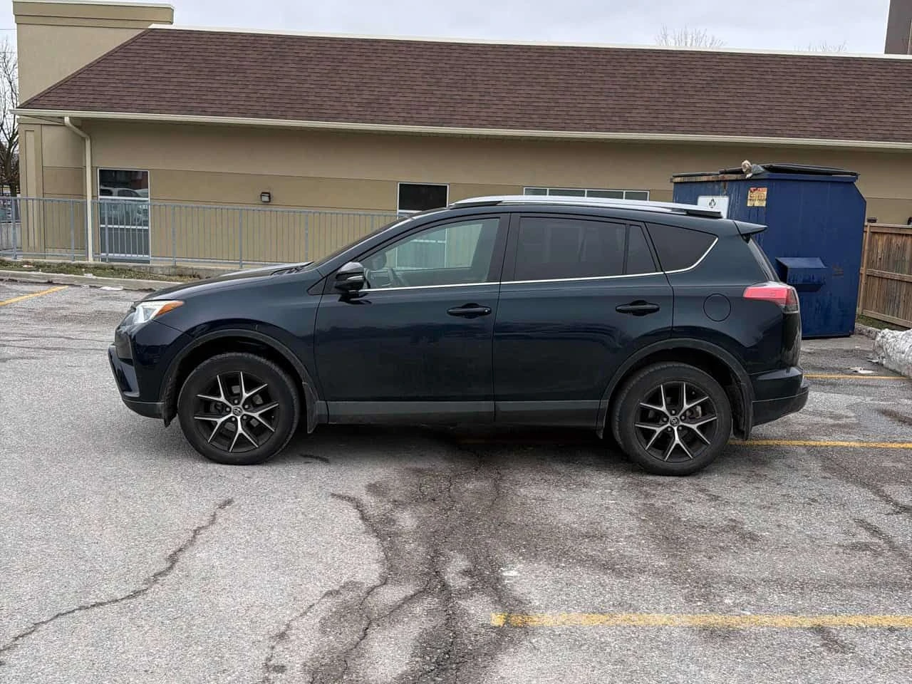 Toyota Rav4 SE/CARFAX/ПОДГРЕВИ/ВТОРИ ГУМИ И ДЖАНТИ, снимка 3 - Автомобили и джипове - 53946965