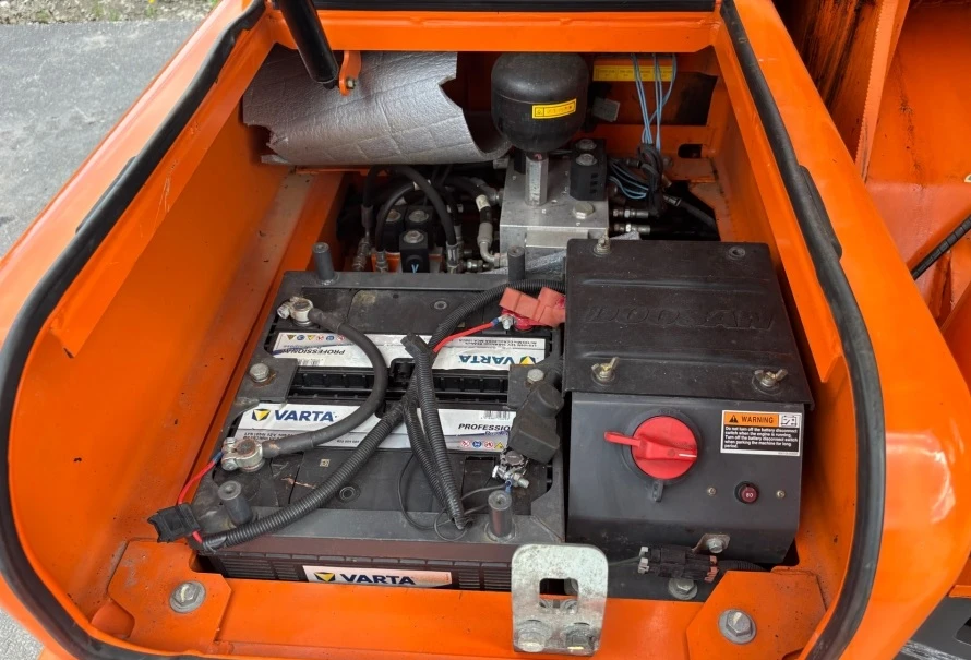 Багер DOOSAN 140W, снимка 8 - Индустриална техника - 55899325