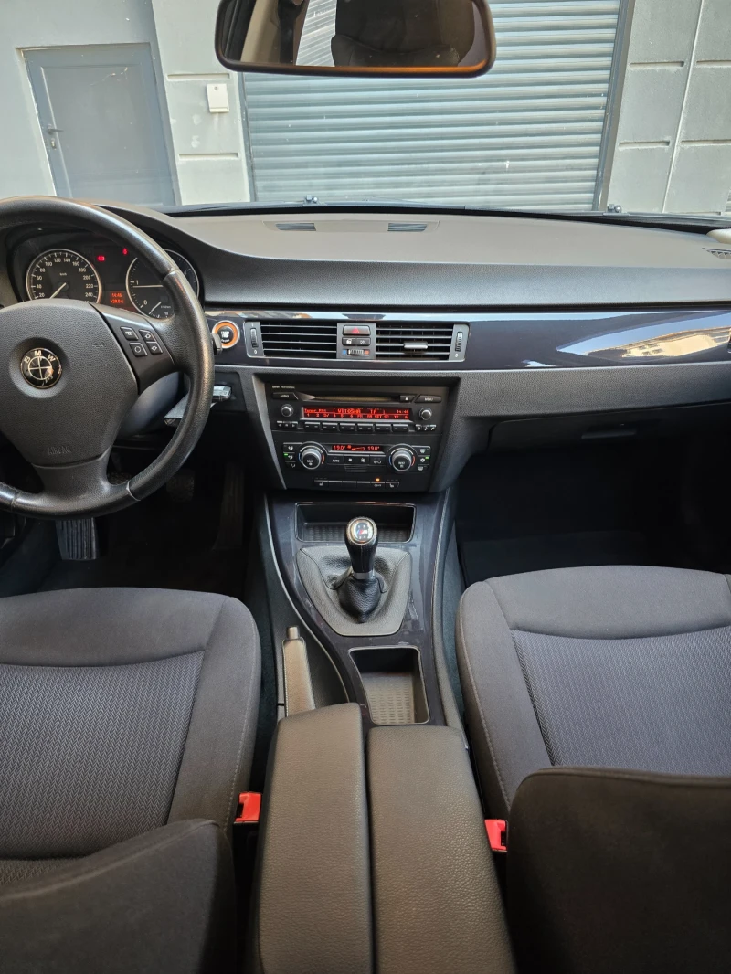 BMW 320 Facelift EURO 5, снимка 8 - Автомобили и джипове - 52723805