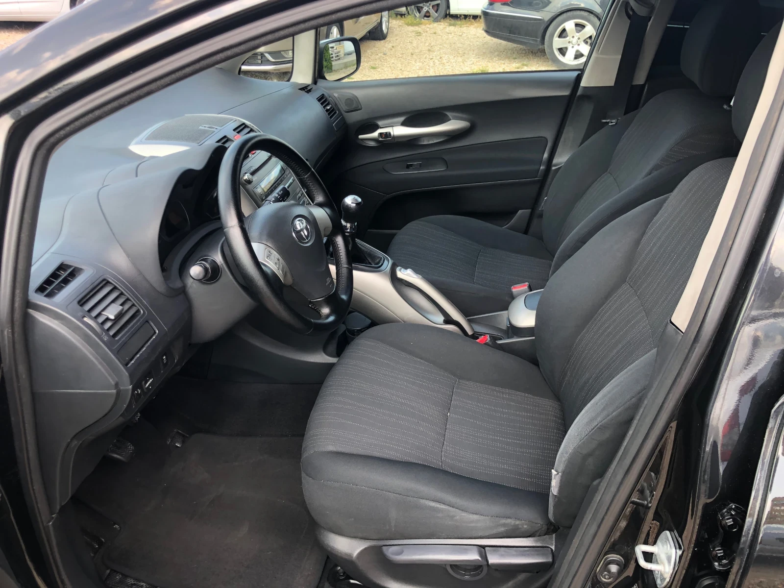 Toyota Auris 1.4 D4D-90 к.с- 6 ск/КЛИМАТРОНИК-ОТЛИЧНО СЪСТОЯНИЕ - изображение 10