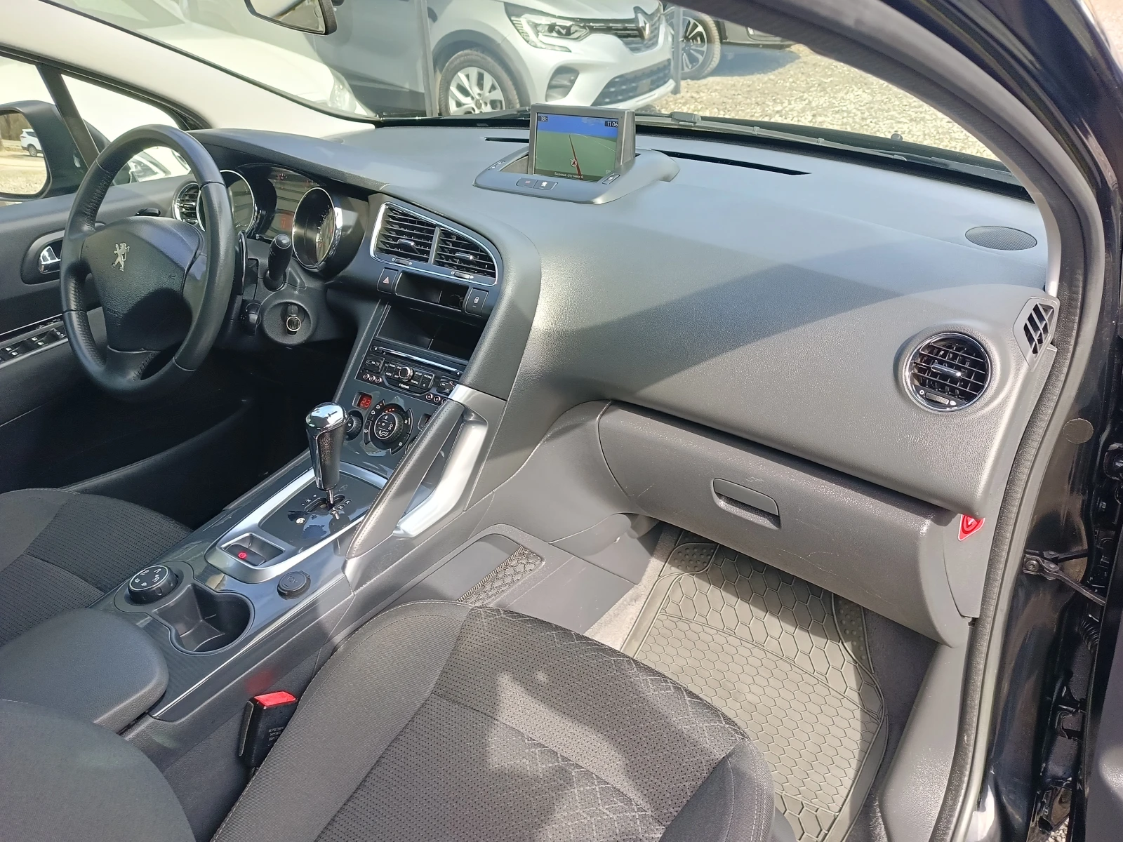 Peugeot 3008 1.6E-hdi Автомат, снимка 17 - Автомобили и джипове - 54046701