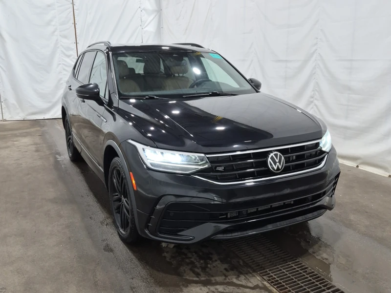 VW Tiguan R-LINE BLACK EDITION| PANO| CARFAX| 4MOTION| , снимка 2 - Автомобили и джипове - 53432371