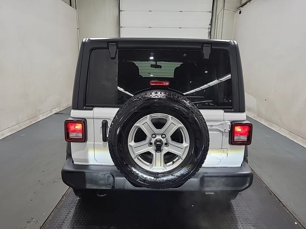 Jeep Wrangler * UNLIMITED SPORT * CARFAX *  - изображение 6