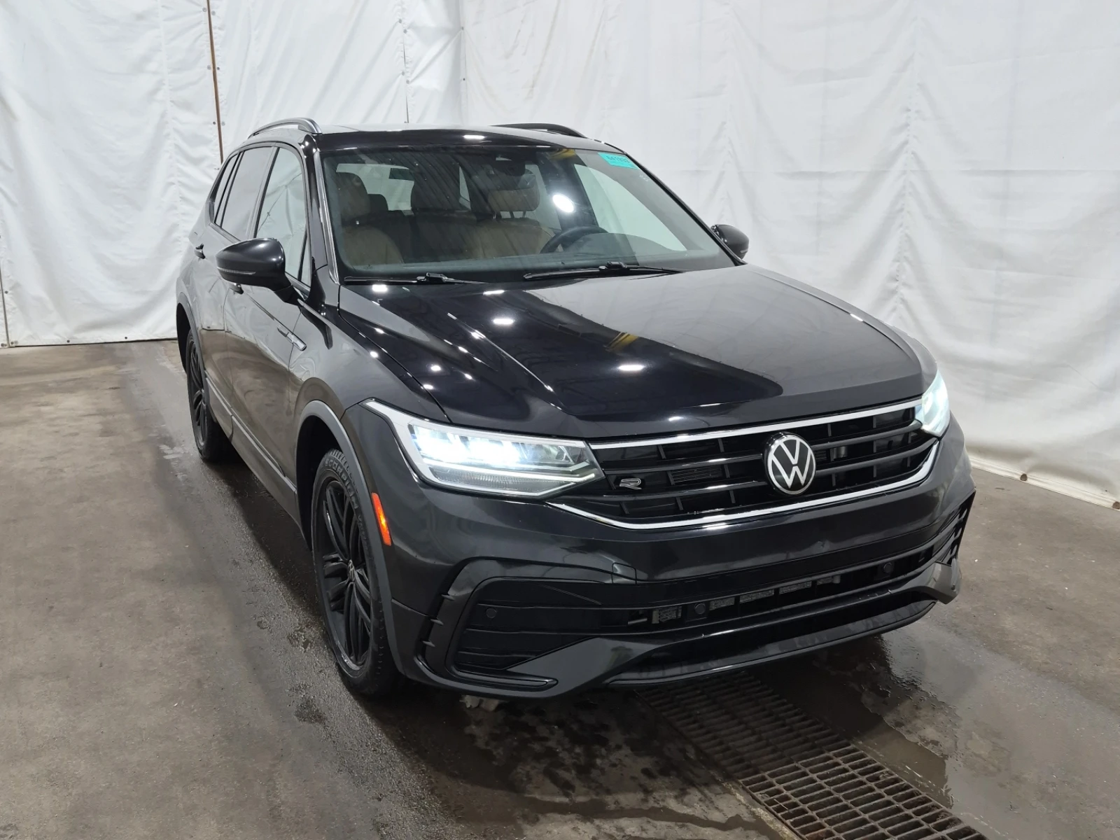 VW Tiguan R-LINE BLACK EDITION| PANO| CARFAX| 4MOTION|  - изображение 2
