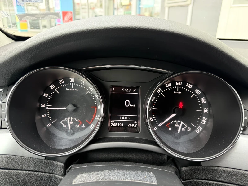 Skoda Superb 2.0tdi, снимка 9 - Автомобили и джипове - 52096950