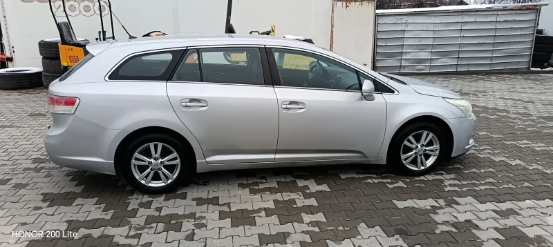 Toyota Avensis 2.0i 152кс, снимка 5 - Автомобили и джипове - 53357844