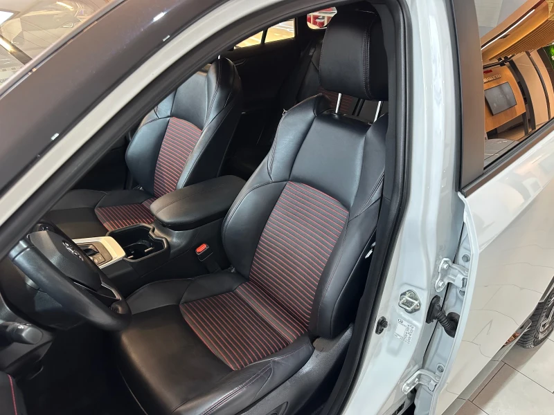 Toyota Rav4 Plug-In* Style, снимка 8 - Автомобили и джипове - 52309718