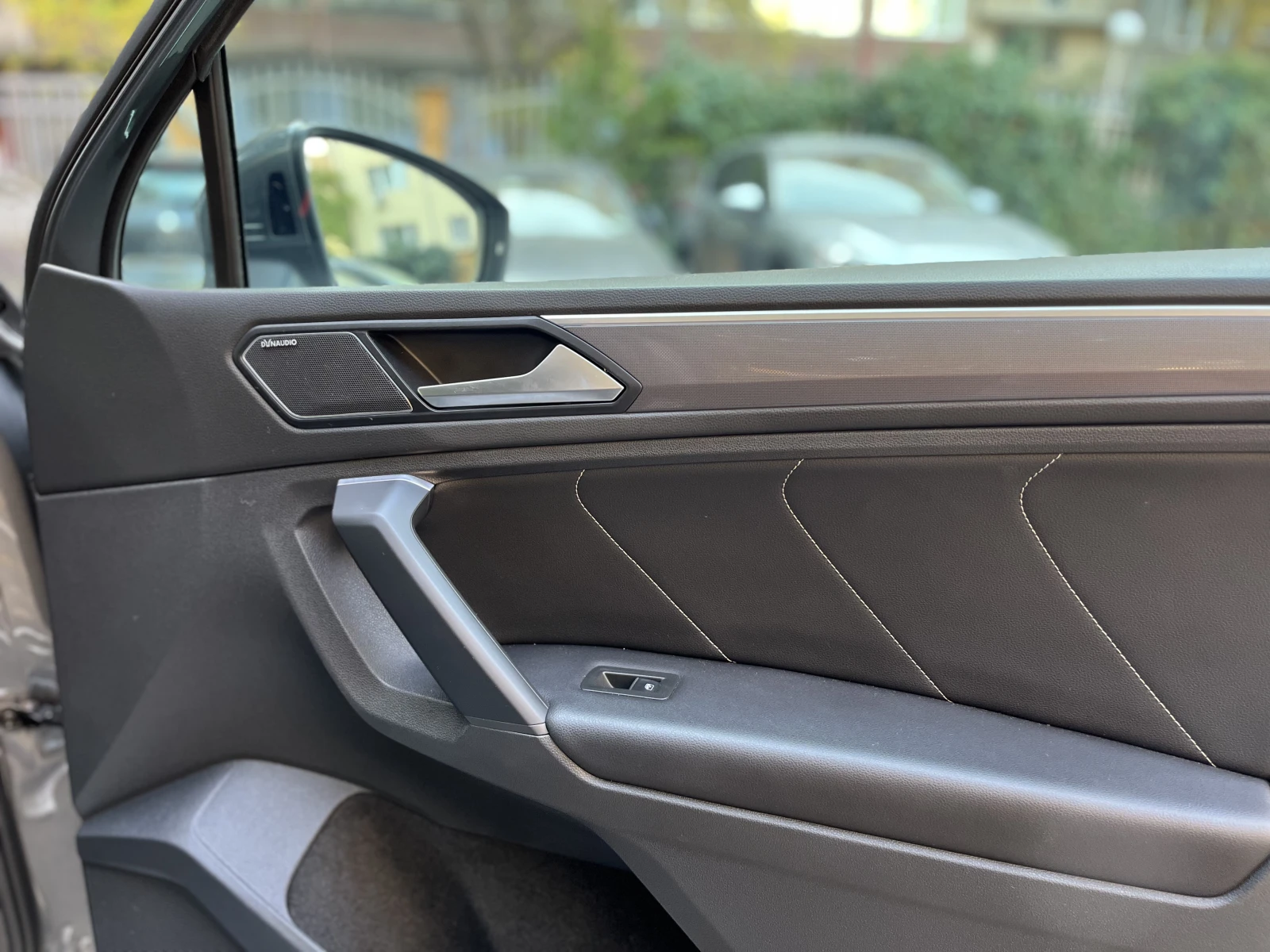 VW Tiguan 2.0 TSI R-LINE 4 motion, снимка 8 - Автомобили и джипове - 56287612