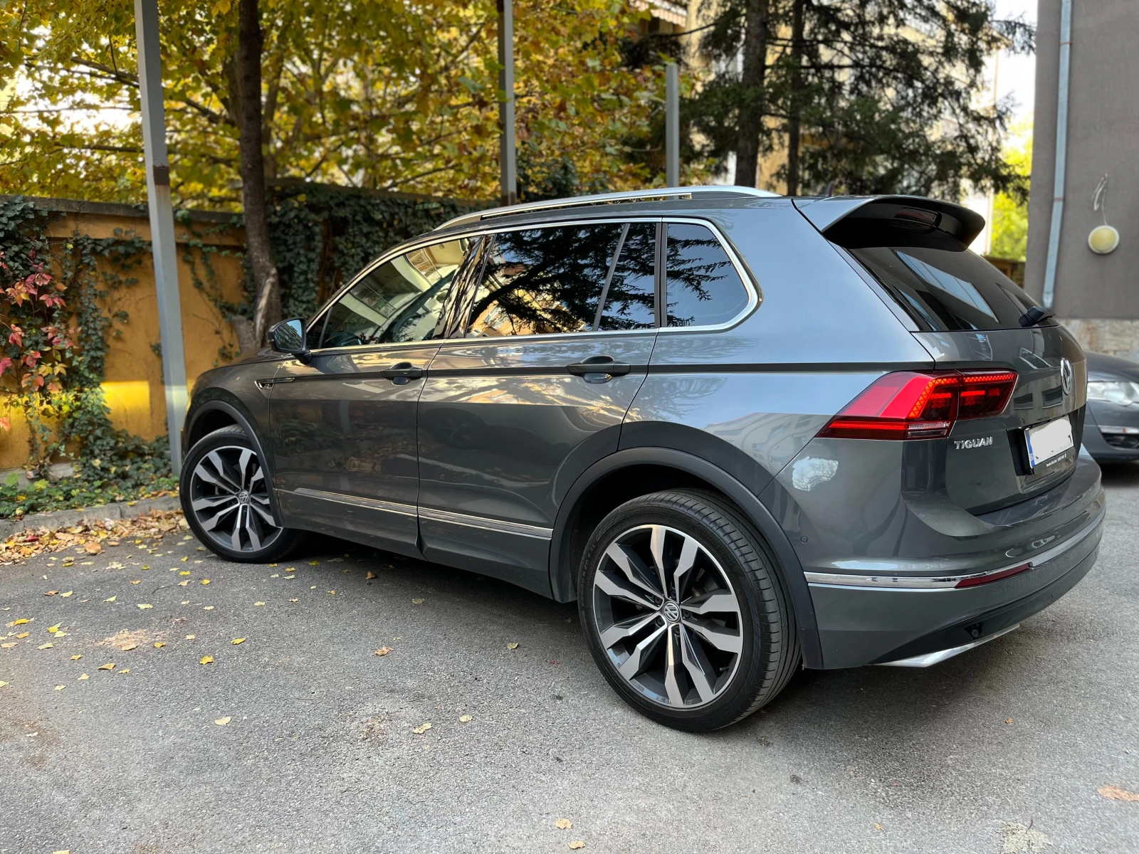 VW Tiguan 2.0 TSI R-LINE 4 motion, снимка 2 - Автомобили и джипове - 56287612