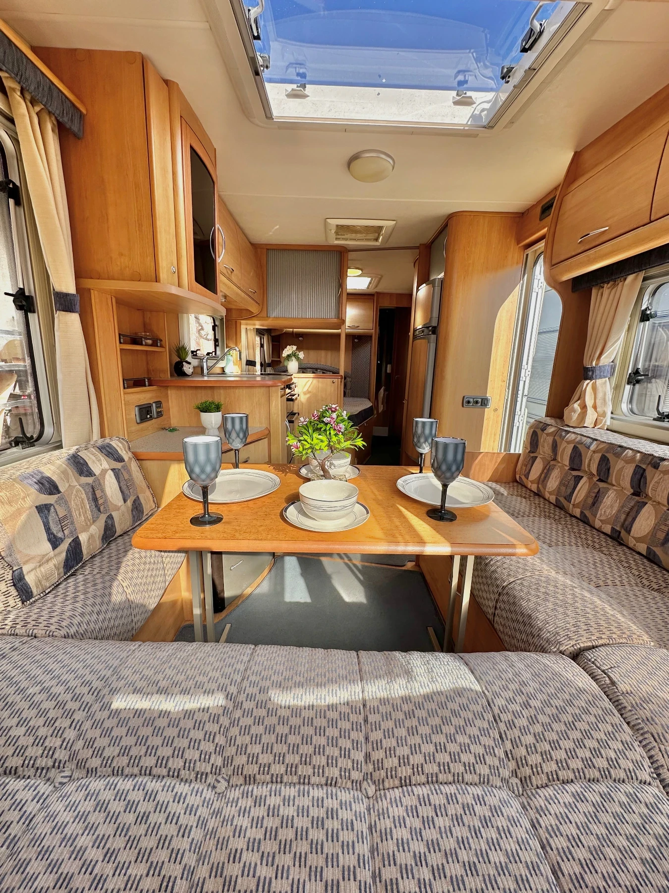 Каравана Swift Supreme/ НОВ ВНОС/ ФОРСЕЛТ/ МУВЪР/ УНИКАТ , снимка 6 - Каравани и кемпери - 53866695