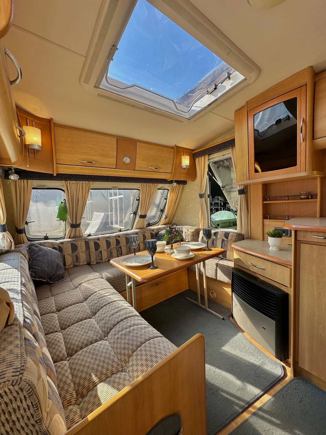 Каравана Swift Supreme/ НОВ ВНОС/ ФОРСЕЛТ/ МУВЪР/ УНИКАТ , снимка 10 - Каравани и кемпери - 53866695