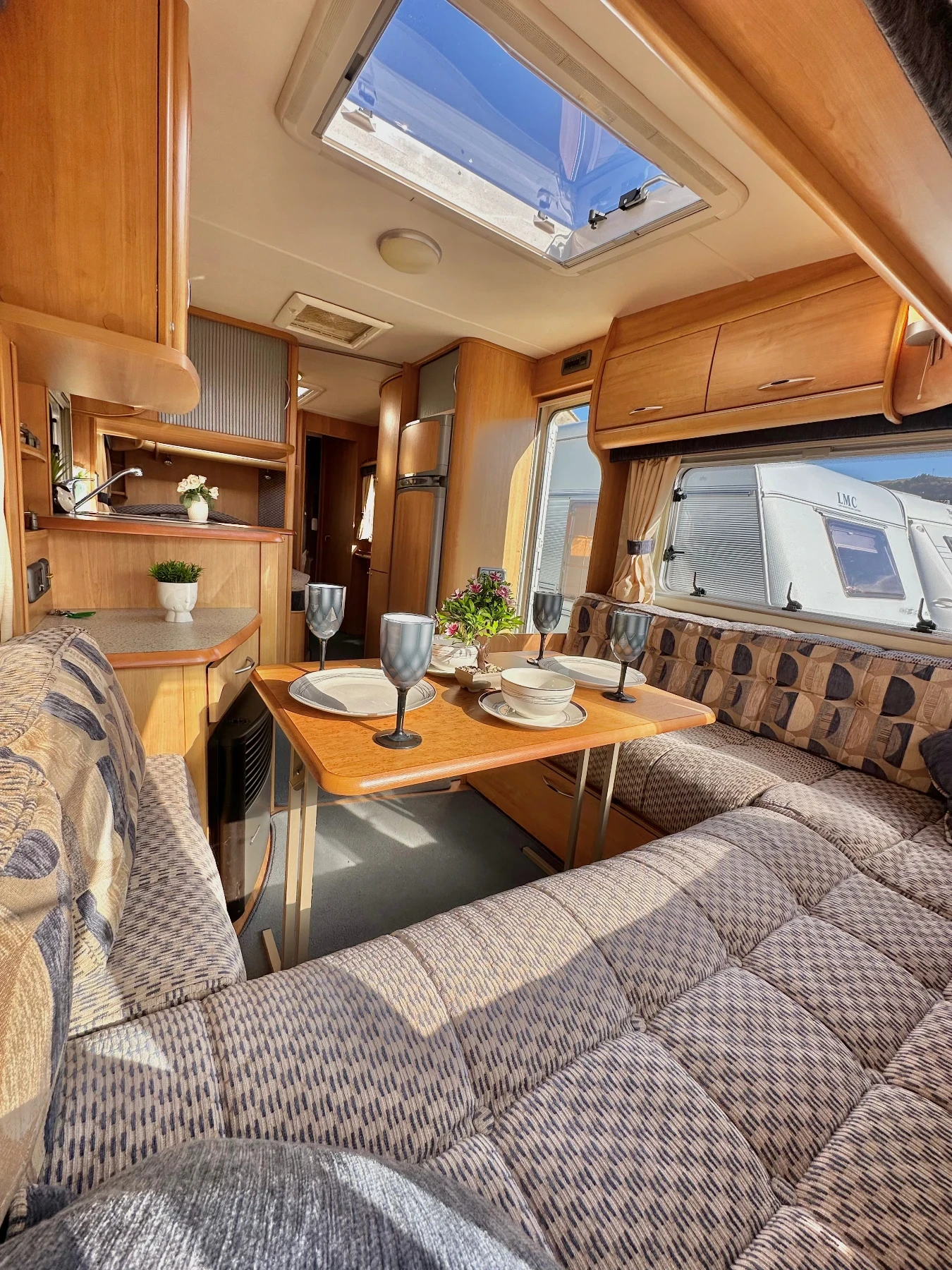 Каравана Swift Supreme/ НОВ ВНОС/ ФОРСЕЛТ/ МУВЪР/ УНИКАТ , снимка 7 - Каравани и кемпери - 53866695