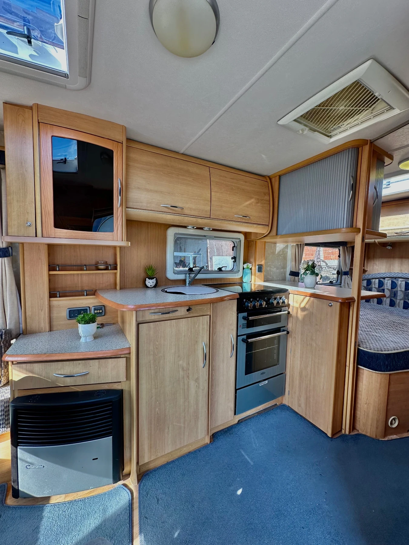 Каравана Swift Supreme/ НОВ ВНОС/ ФОРСЕЛТ/ МУВЪР/ УНИКАТ , снимка 11 - Каравани и кемпери - 53866695