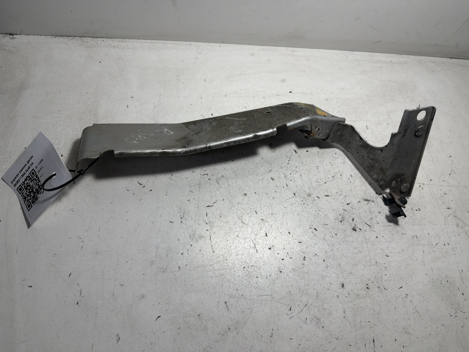 държач калник десен 8K0821136A Audi A4