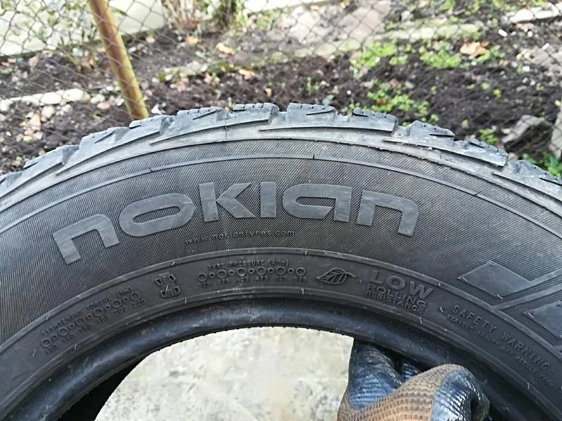 Гуми Зимни 215/65R15, снимка 4 - Гуми и джанти - 23687253