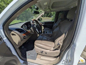 Chrysler Town and Country Limited, снимка 10