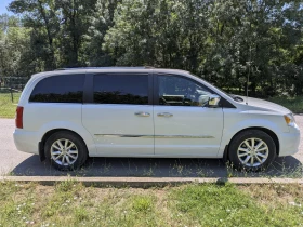 Chrysler Town and Country Limited, снимка 3