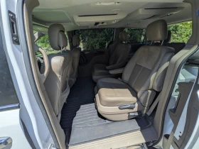 Chrysler Town and Country Limited, снимка 9
