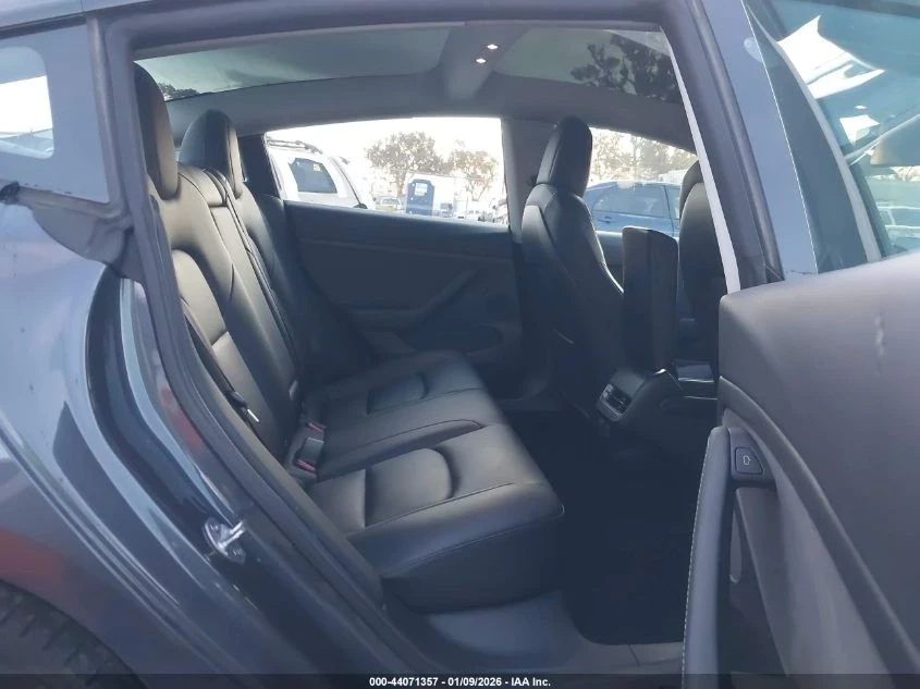 Tesla Model 3  - изображение 7