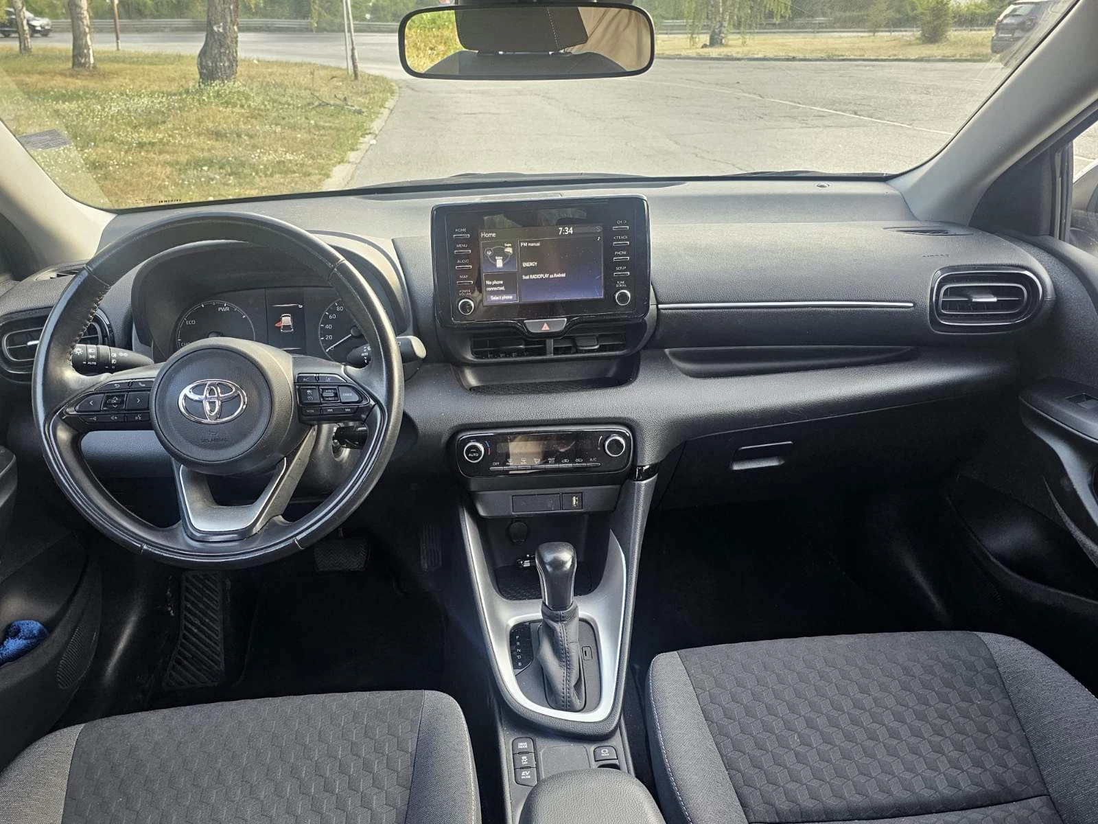 Toyota Yaris 1.5 HYBRID, снимка 8 - Автомобили и джипове - 55600524