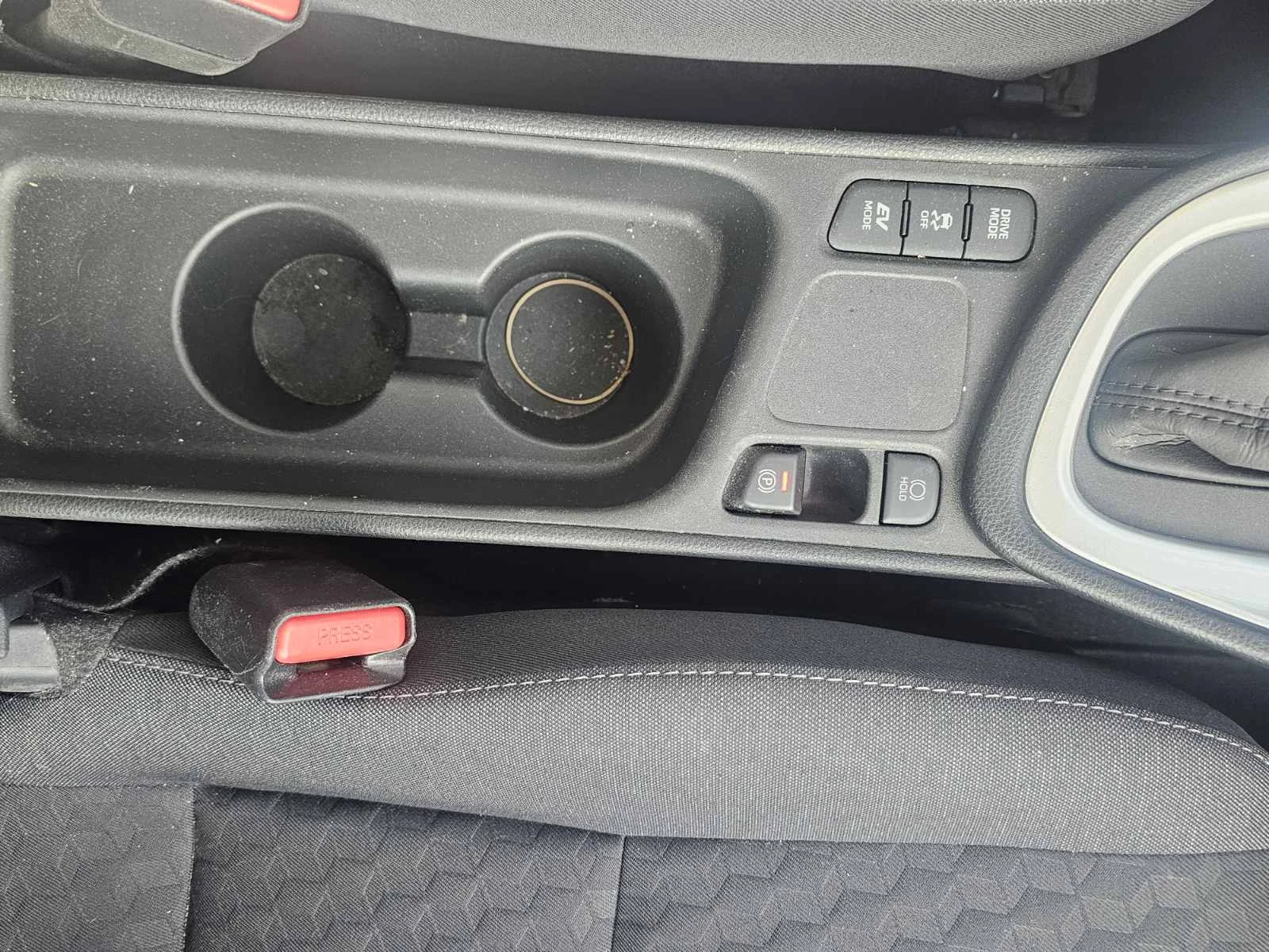 Toyota Yaris 1.5 HYBRID, снимка 10 - Автомобили и джипове - 55600524
