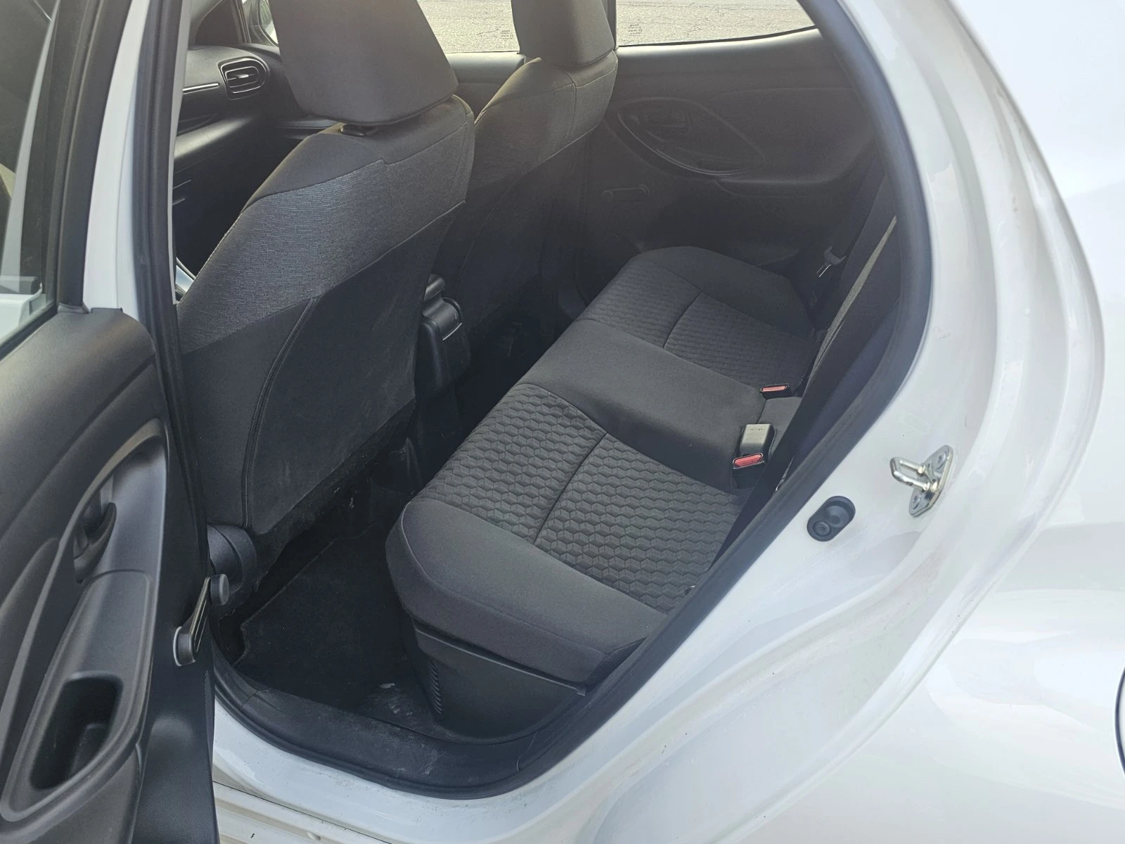 Toyota Yaris 1.5 HYBRID, снимка 12 - Автомобили и джипове - 55600524
