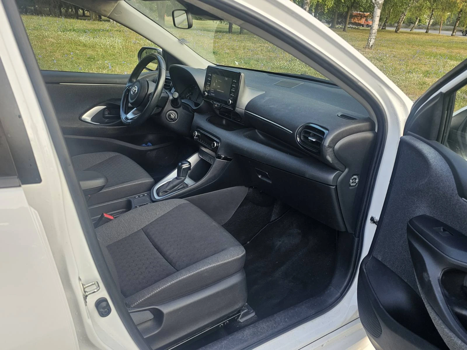 Toyota Yaris 1.5 HYBRID, снимка 14 - Автомобили и джипове - 55600524
