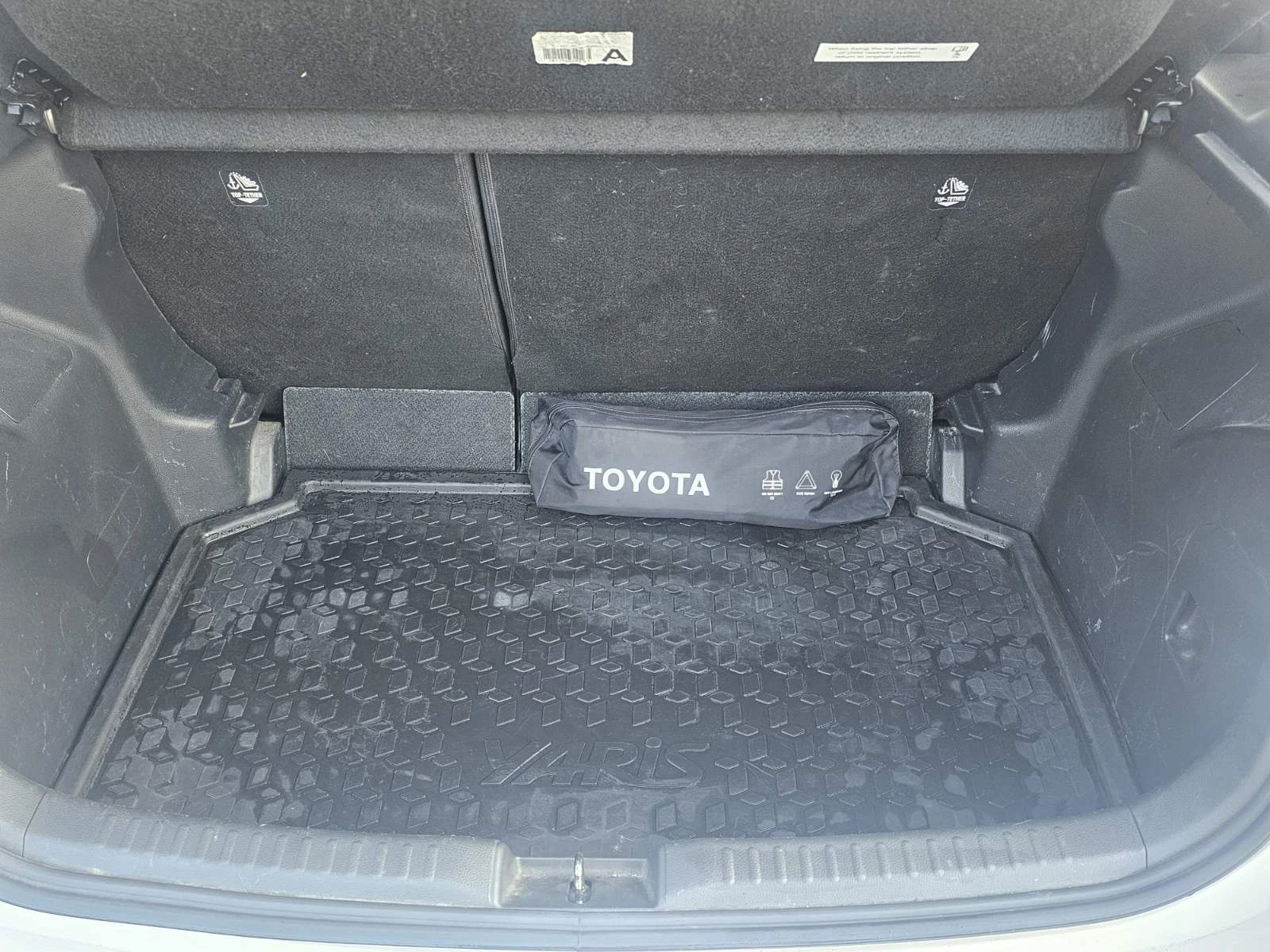 Toyota Yaris 1.5 HYBRID, снимка 13 - Автомобили и джипове - 55600524