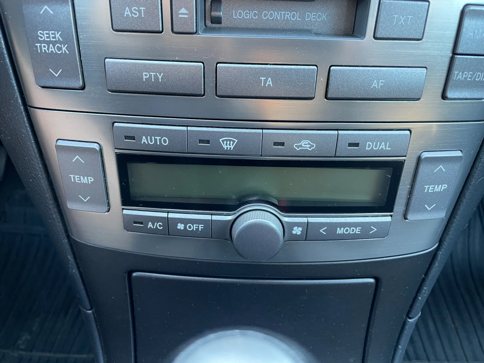 Toyota Avensis 2.0 D-4D, снимка 12 - Автомобили и джипове - 56345245