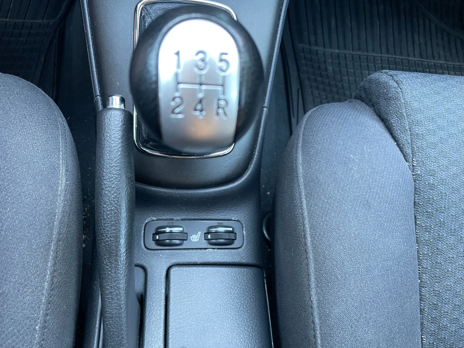 Toyota Avensis 2.0 D-4D, снимка 14 - Автомобили и джипове - 56345245