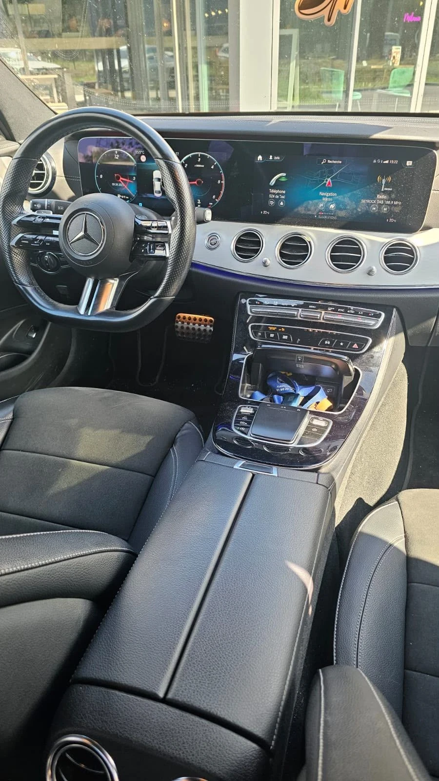Mercedes-Benz E 220 AMG LINE, снимка 3 - Автомобили и джипове - 56745931
