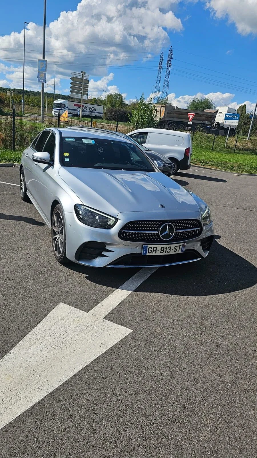 Mercedes-Benz E 220 AMG LINE, снимка 2 - Автомобили и джипове - 56745931