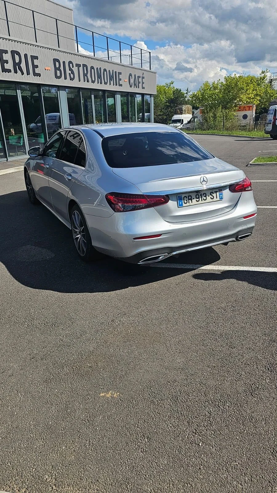 Mercedes-Benz E 220 AMG LINE, снимка 5 - Автомобили и джипове - 56745931