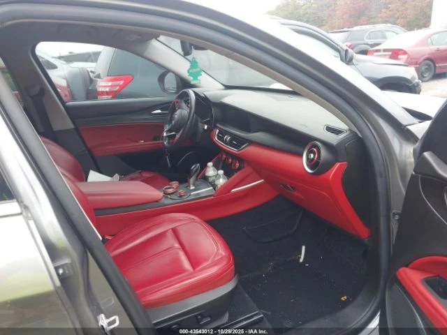 Alfa Romeo Stelvio AWD* Червен салон* Keyless* Blind spot* Lane assis, снимка 5 - Автомобили и джипове - 52839088