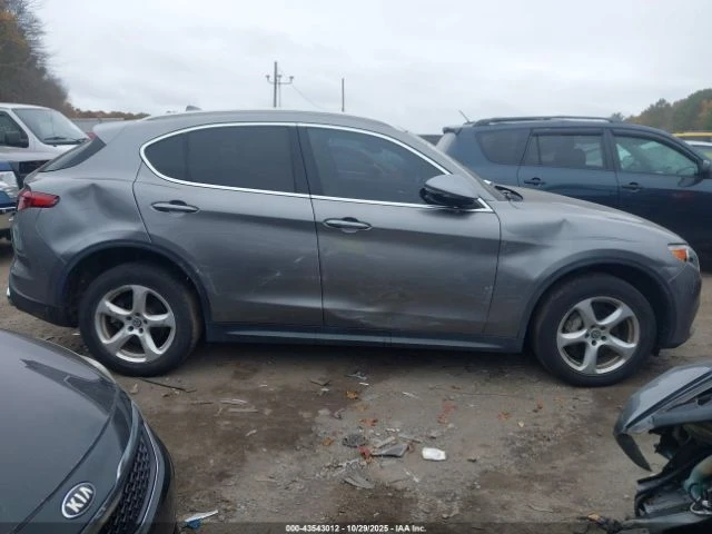 Alfa Romeo Stelvio AWD* Червен салон* Keyless* Blind spot* Lane assis, снимка 12 - Автомобили и джипове - 52839088