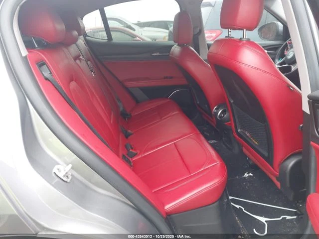 Alfa Romeo Stelvio AWD* Червен салон* Keyless* Blind spot* Lane assis, снимка 8 - Автомобили и джипове - 52839088