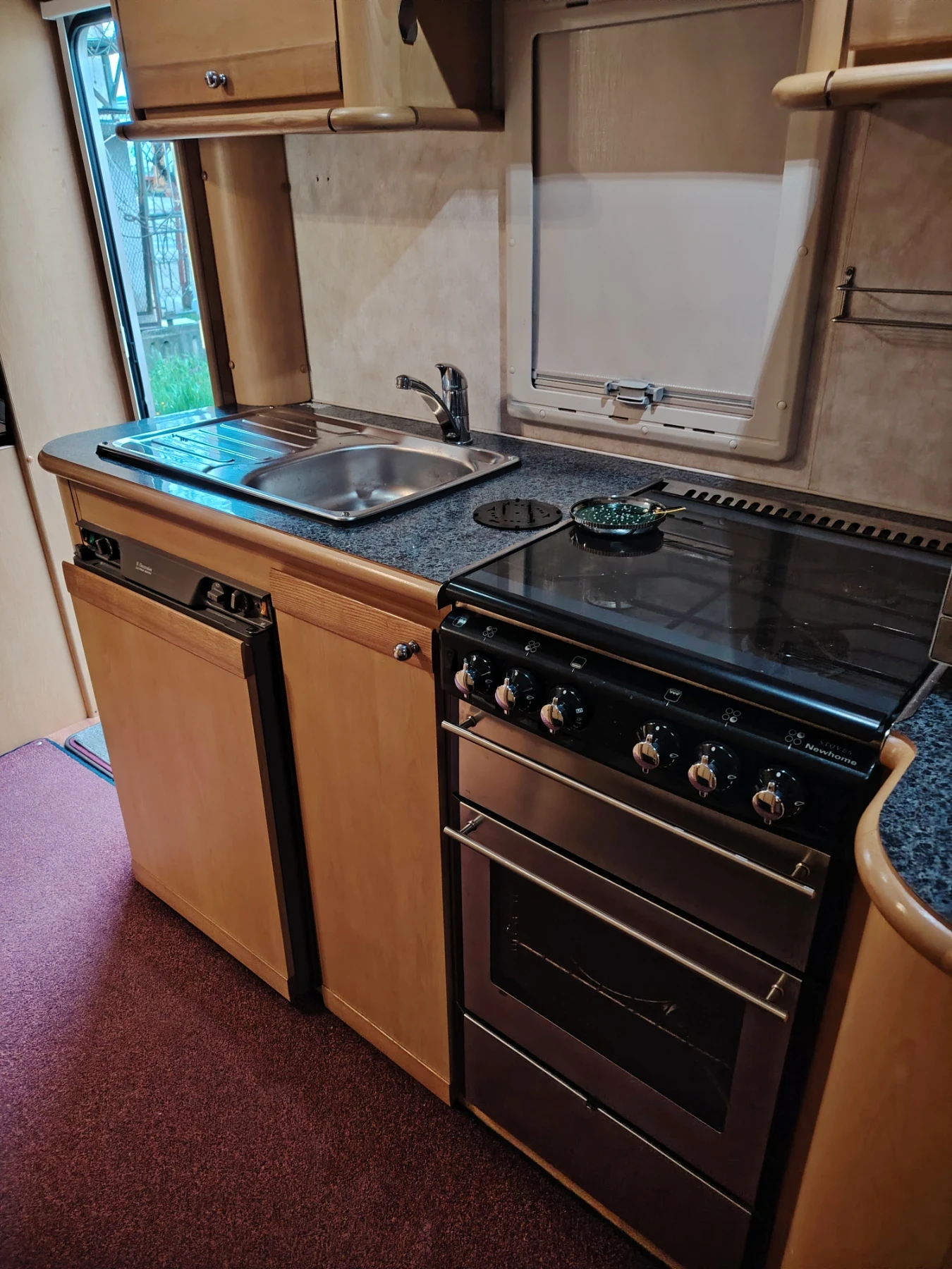 Каравана Eldis Superstorm 2000, снимка 8 - Каравани и кемпери - 54224738