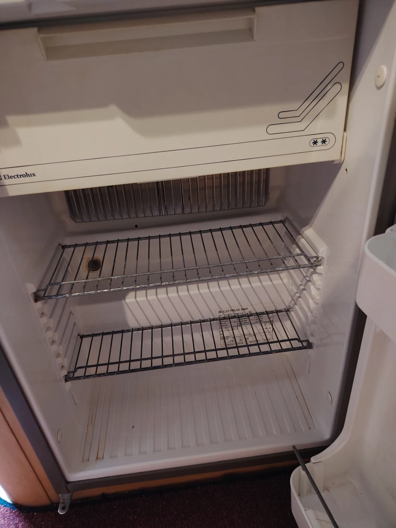 Каравана Eldis Superstorm 2000, снимка 15 - Каравани и кемпери - 54224738