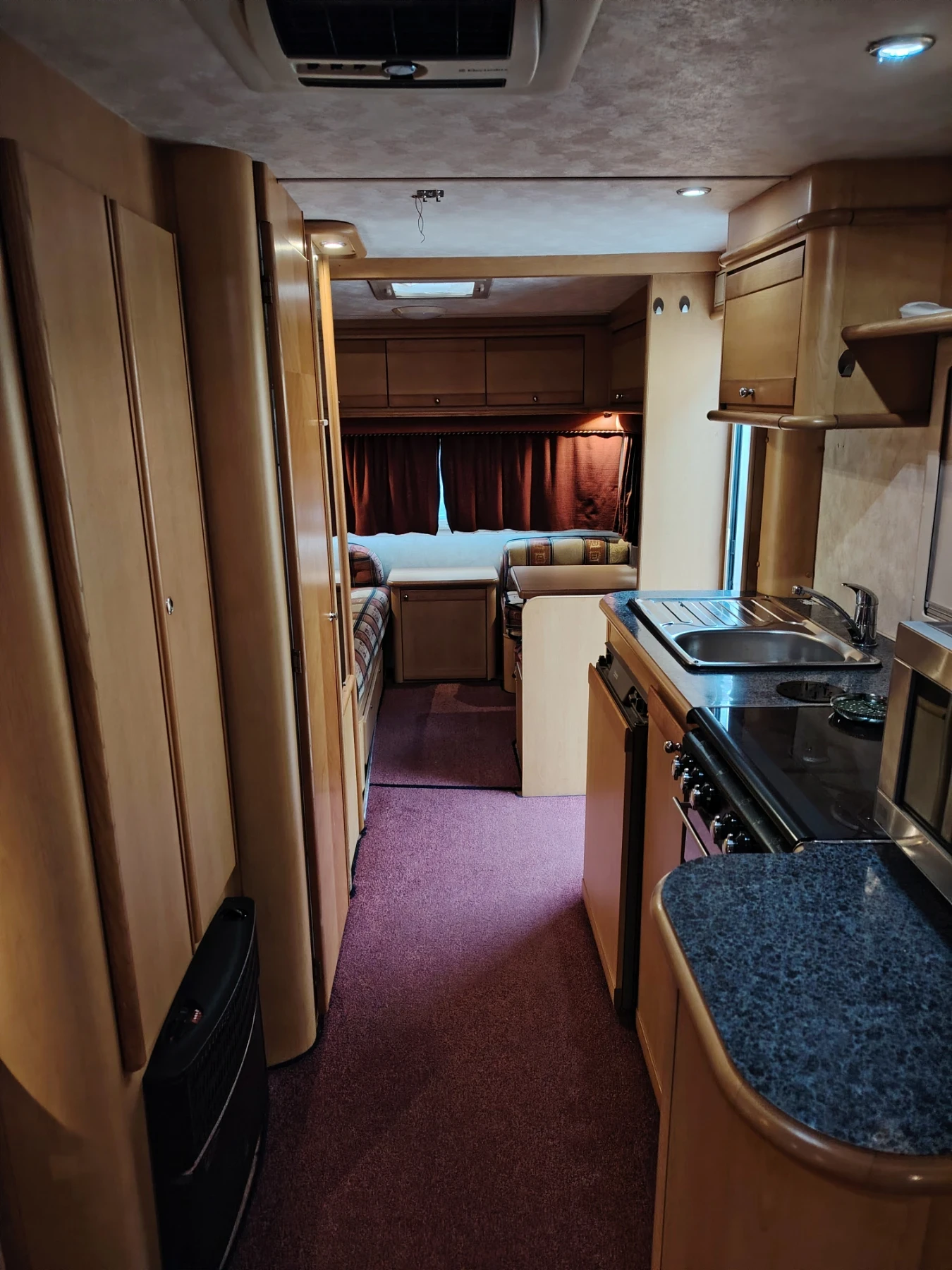 Каравана Eldis Superstorm 2000, снимка 6 - Каравани и кемпери - 54224738