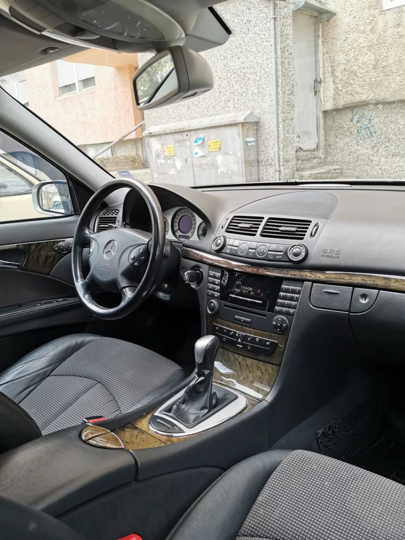 Mercedes-Benz E 220, снимка 10 - Автомобили и джипове - 48045843