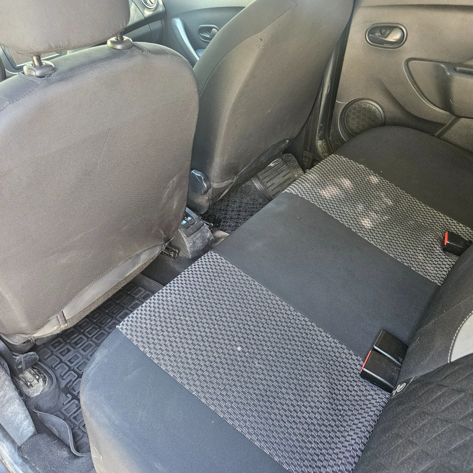 Dacia Sandero 1.5 dci, снимка 8 - Автомобили и джипове - 54556493