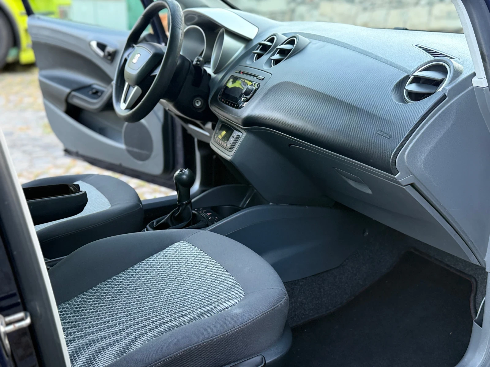 Seat Ibiza 1.9 105 * Клима* Подгрев* Икономичен!, снимка 13 - Автомобили и джипове - 54907494