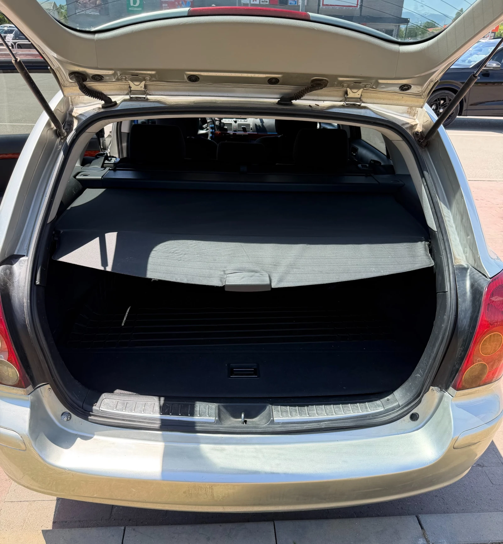 Toyota Avensis 2.2 D4D, снимка 9 - Автомобили и джипове - 55135509