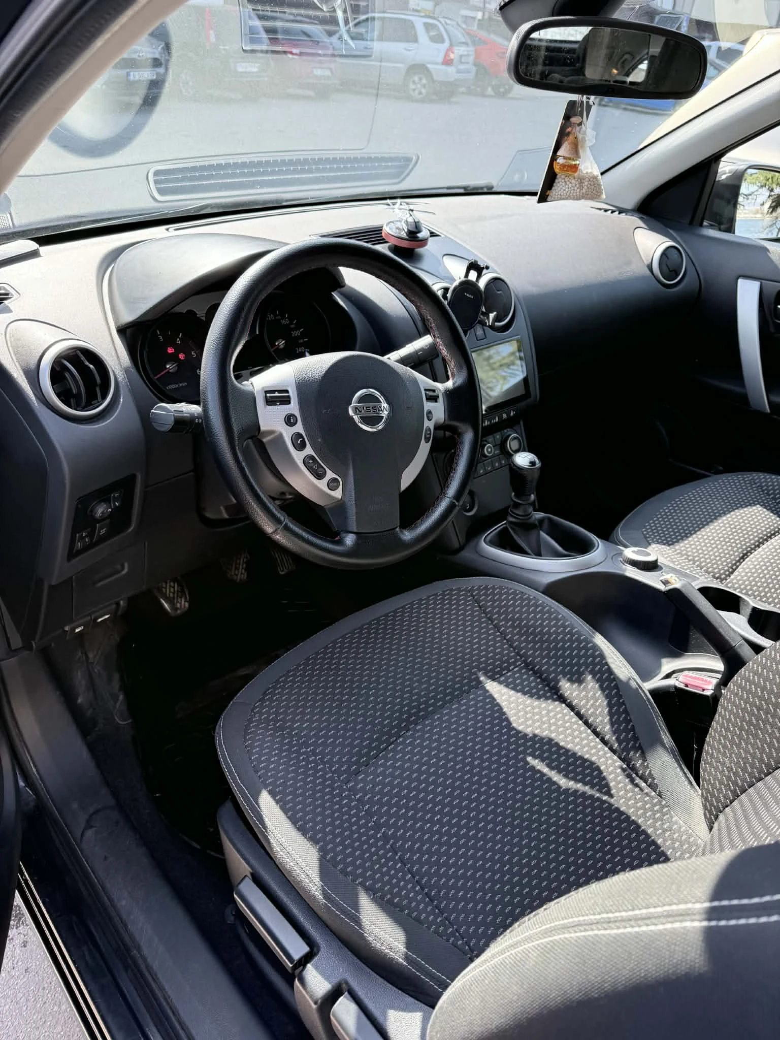 Nissan Qashqai 2.0, снимка 4 - Автомобили и джипове - 54560642