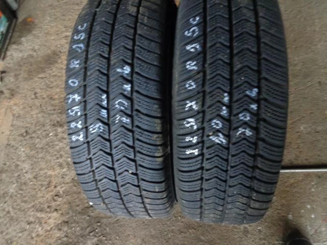 Гуми Зимни 225/70R15, снимка 2 - Гуми и джанти - 20268729