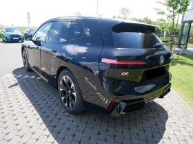 BMW iX xDrive60/FACELIFT/M-SPORT/SKY LOUNGE/H&K/360/, снимка 4